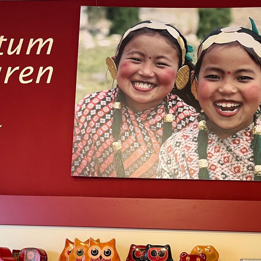 Bild enthält, Face, Head, Person, Photography, Portrait, People, Shelf, Book, Interior Design, Electronics