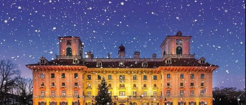 Bild enthält, City, Bench, Person, Housing, Urban, House, Lighting, Manor