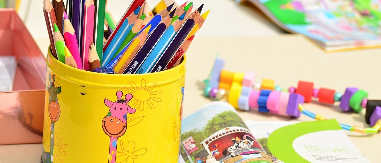 Bild enthält, Book, Publication, Pencil, Cup