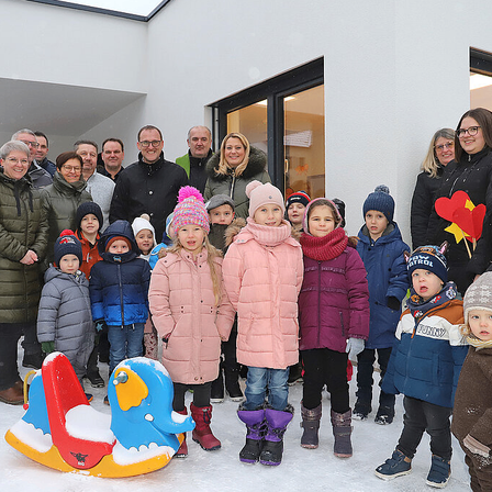 Bild enthält, People, Person, Jacket, Baby, Child, Female, Girl, Adult, Male, Man