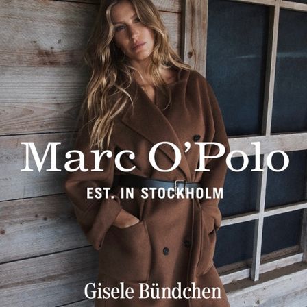 Ein Model in einem braunen Mantel steht neben einer Holzwand mit einem Fenster. Die Worte Marc O'Polo sind über dem Model geschrieben. Der Text Est. In Stockholm steht darunter. Unten steht Gisele Bundchen.