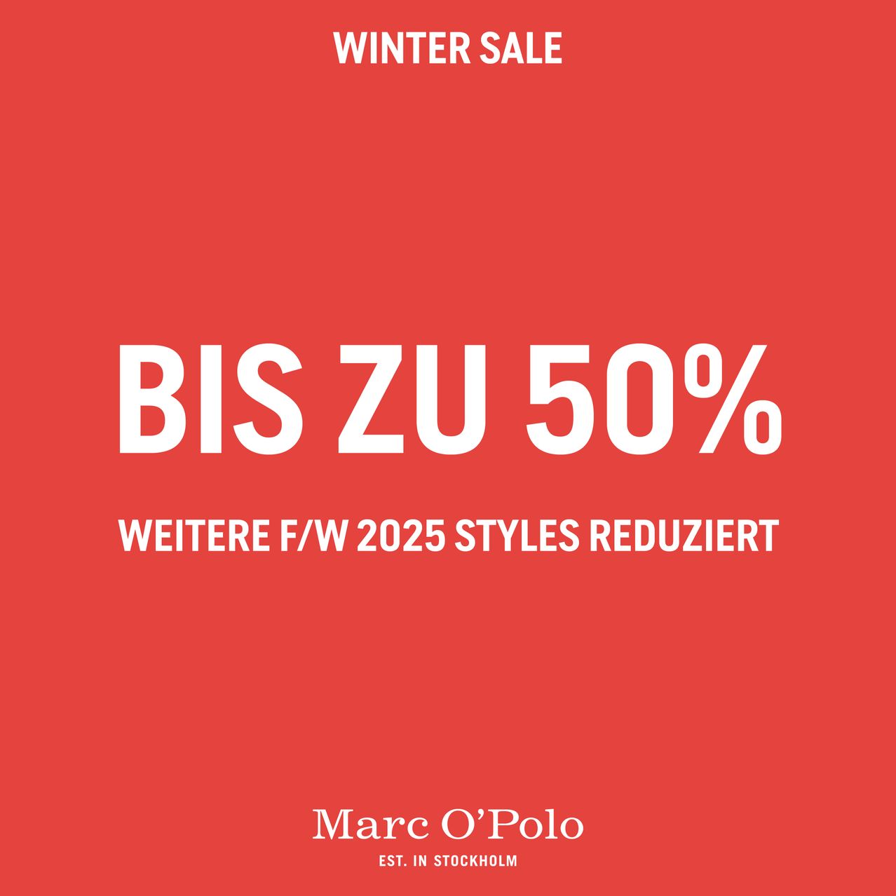 Ein roter Plakat mit der Aufschrift Winter Sale und bis zu 50% Rabatt auf weitere F/W 2025 Styles reduziert. Der Markenname Marc O'Polo ist unten angebracht.