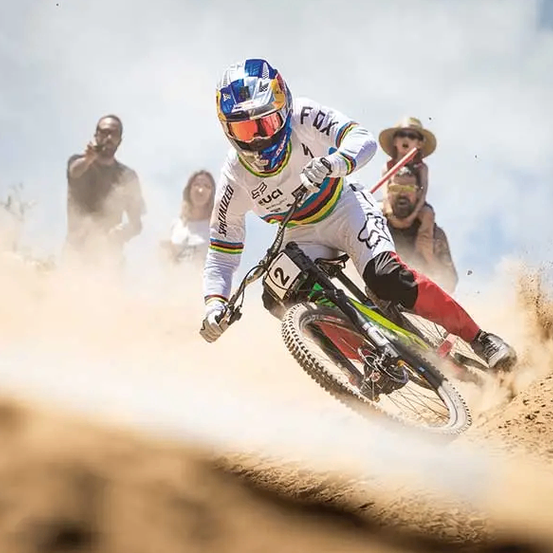 Bild enthält, Motorcycle, Vehicle, Adult, Male, Man, Person, Helmet, Cycling, Wheel, Glove