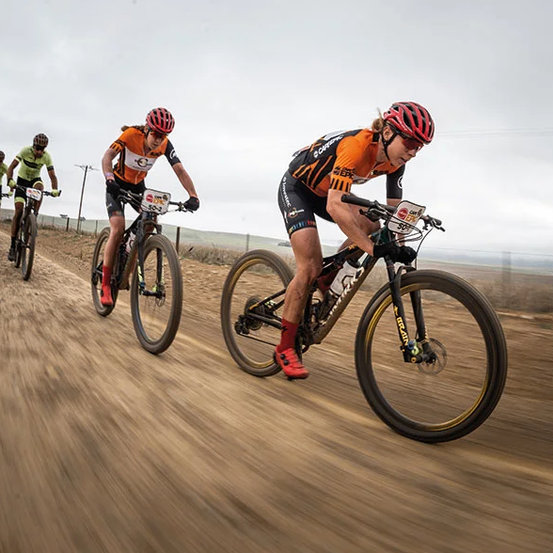 Bild enthält, Helmet, Bicycle, Cycling, Person, Sport, Transportation, Vehicle, Machine, Wheel