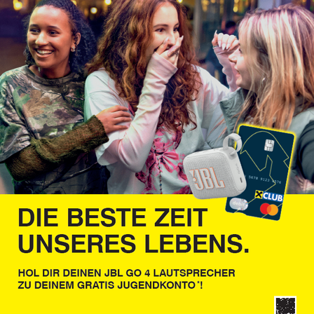 Werbung für ein Jugendkonto bei Raiffeisen Salzburg. Drei junge Frauen lächeln, eine hält einen JBL-Lautsprecher. Der Text lautet 'Die beste Zeit unseres Lebens. Holen Sie sich Ihren JBL GO 4 Lautsprecher mit Ihrem kostenlosen Jugendkonto!'. Die Anzeige enthält eine Debitkarte und einen Website-Link.