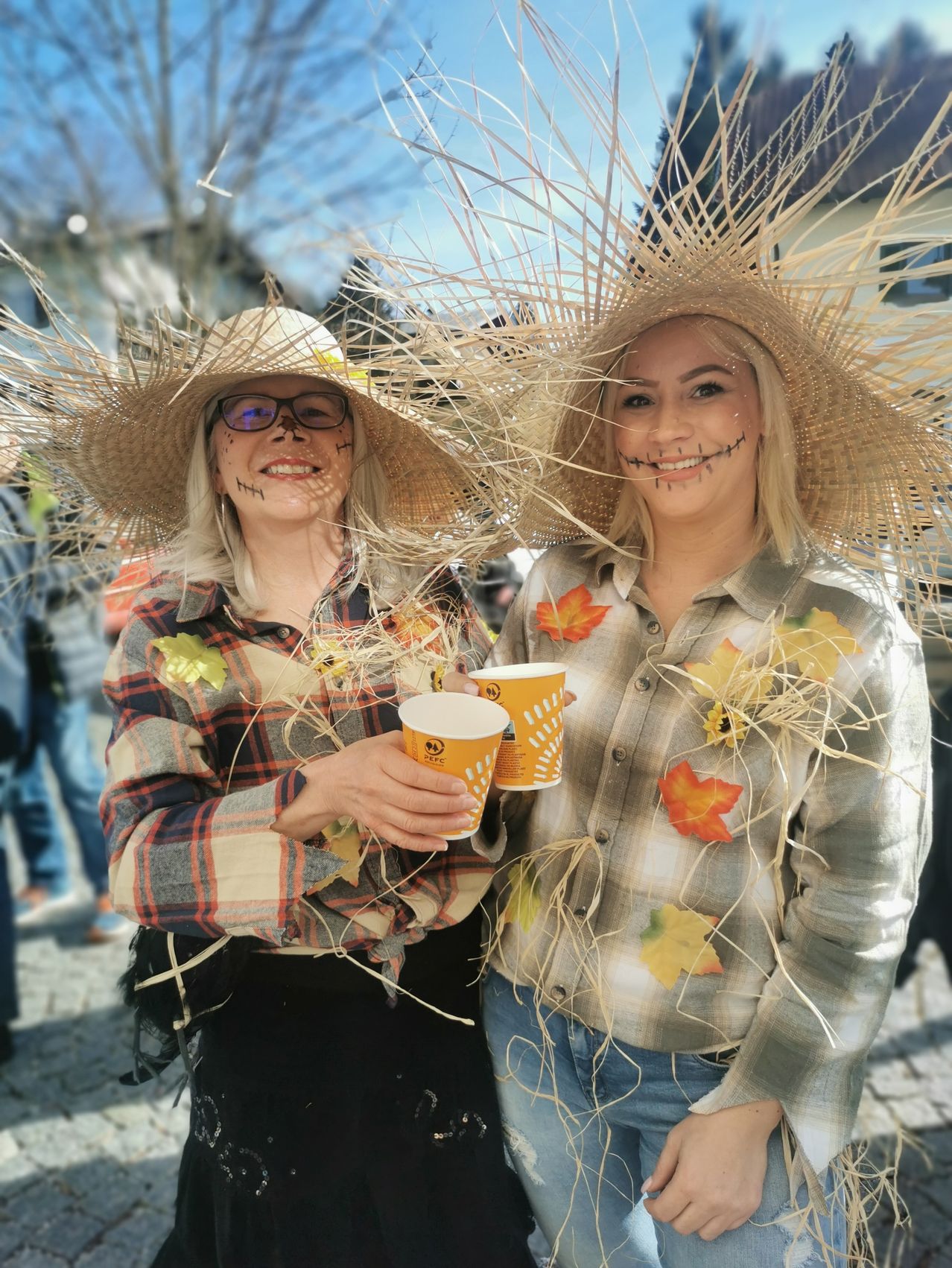 Bild enthält, Hat, Adult, Female, Person, Woman, Smile, Sun Hat, Photography, Portrait, Jeans