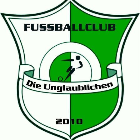 Grün-weißes Schildlogo für Fussballclub Die Unglaublichen, gegründet 2010, mit einem Fußballspieler, der einen Ball tritt.
