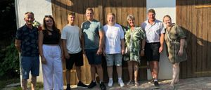 Bild enthält, Shorts, Pants, People, Person, Portrait, Groupshot, Summer, Blouse, Adult, Man