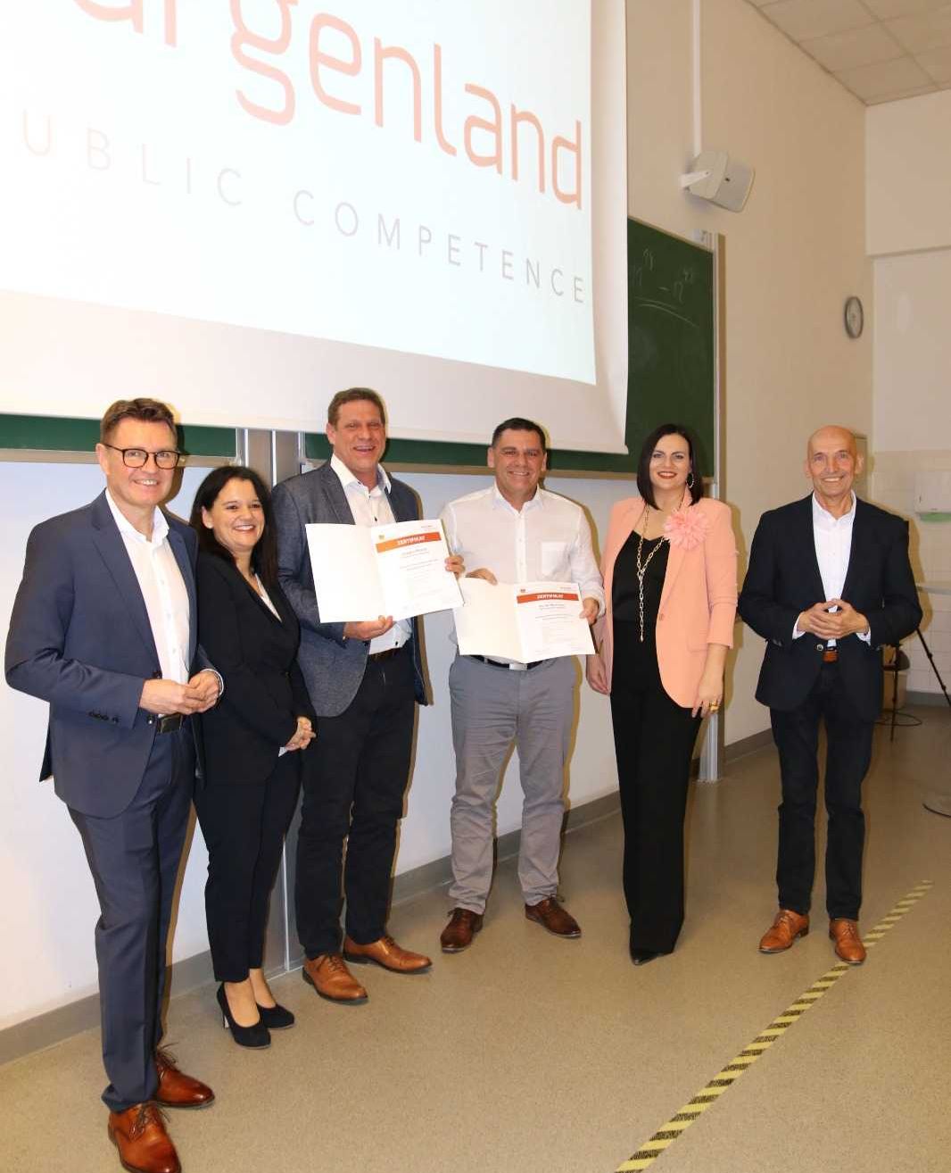 Bild enthält, Adult, Female, Person, Woman, Groupshot, Suit, Male, Man, Blazer, Jacket