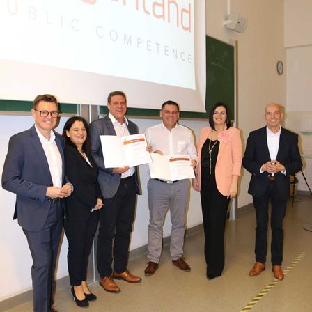 Bild enthält, Adult, Female, Person, Woman, Groupshot, Suit, Male, Man, Blazer, Jacket