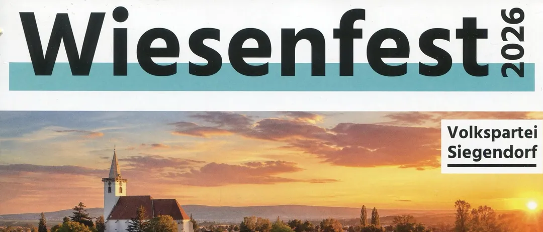 Plakat für eine Veranstaltung am Wiesenspitz/Hutweidgasse am 29. August. Zeigt einen Sonnenuntergang über einem Dorf mit einer Kirche und Details zum Zeitplan und den Künstlern.