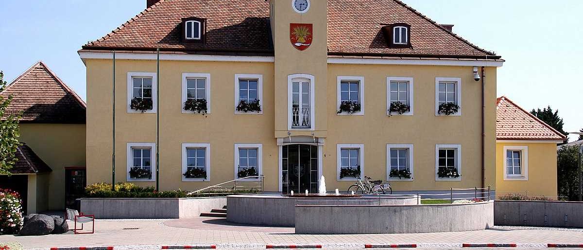 Bild enthält, Building, Clock Tower, Housing, House, Villa, Wheel