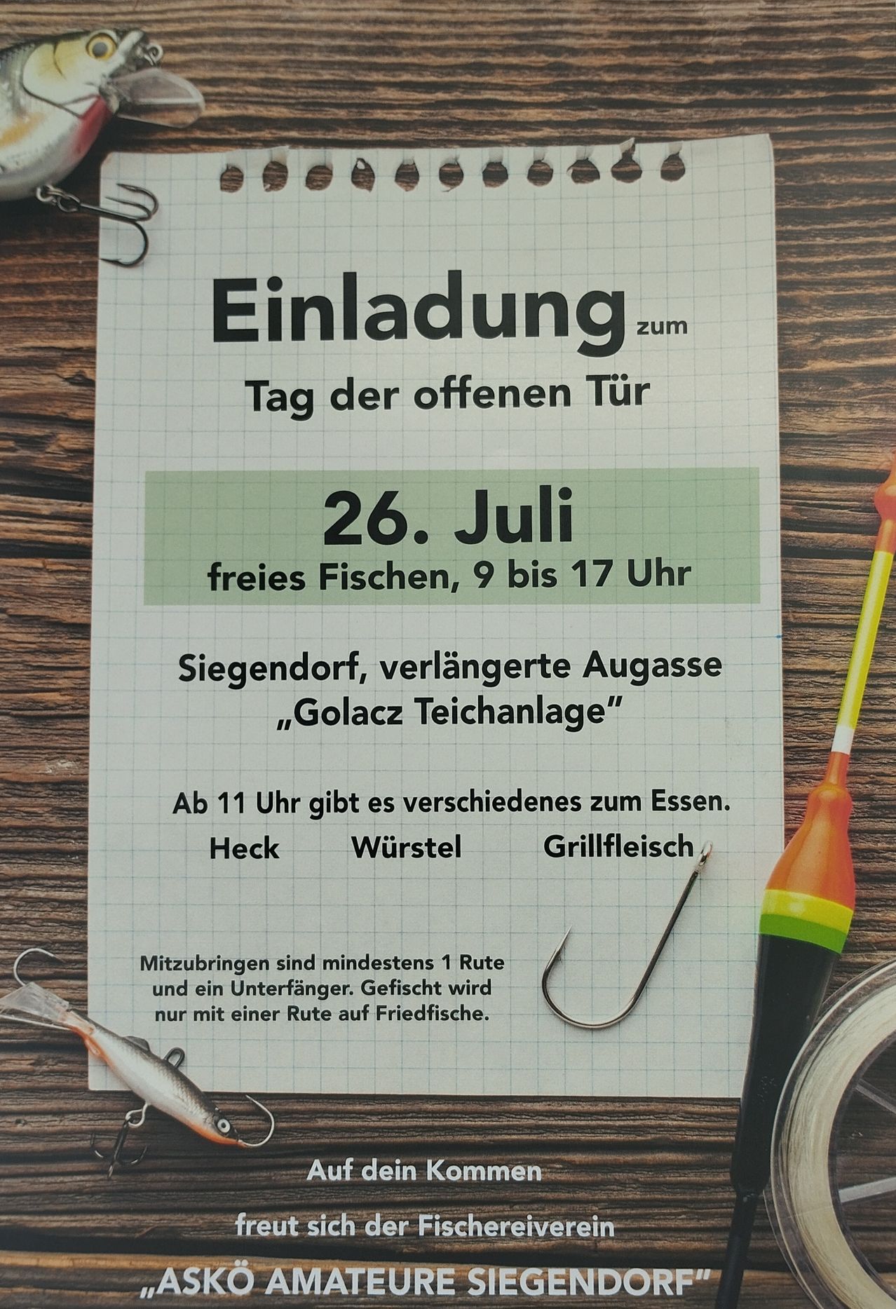 Ein Plakat bewirbt eine Fischereiveranstaltung am 26. Juli von 9 bis 17 Uhr in Siegendorf am Golacz-Kanal-Verlängerung. Essensoptionen umfassen Fisch, Würste und gegrilltes Fleisch. Angelruten und Köder sind erforderlich.