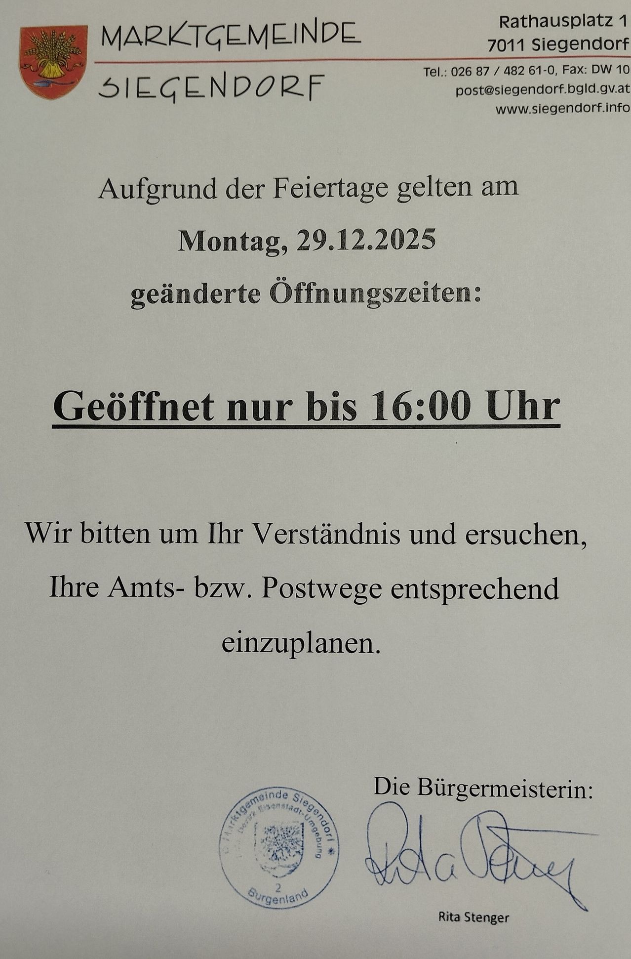 Ein Hinweis über Feiertagsöffnungszeiten am 29.12.2025, die nur bis 16:00 Uhr geöffnet haben. Es wird um Verständnis und Anpassung der Postwege gebeten.
