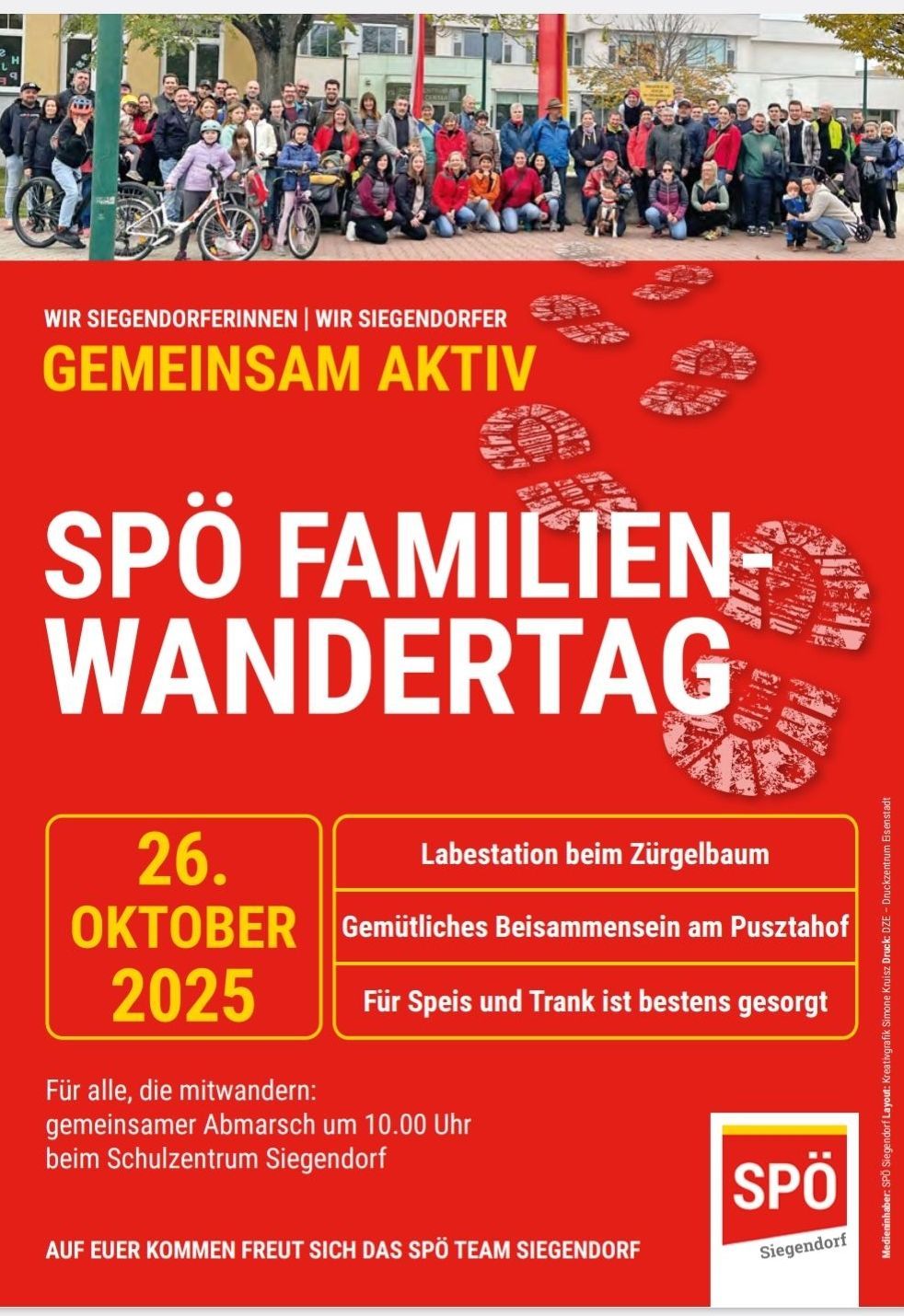 Plakat für einen Familienwandertag am 26. Oktober 2025. Es zeigt eine Gruppe von Menschen, die mit Fahrrädern und Kinderwagen auf einem roten Hintergrund wandern. Der Text betont Gemeinschaft und Aktivität.