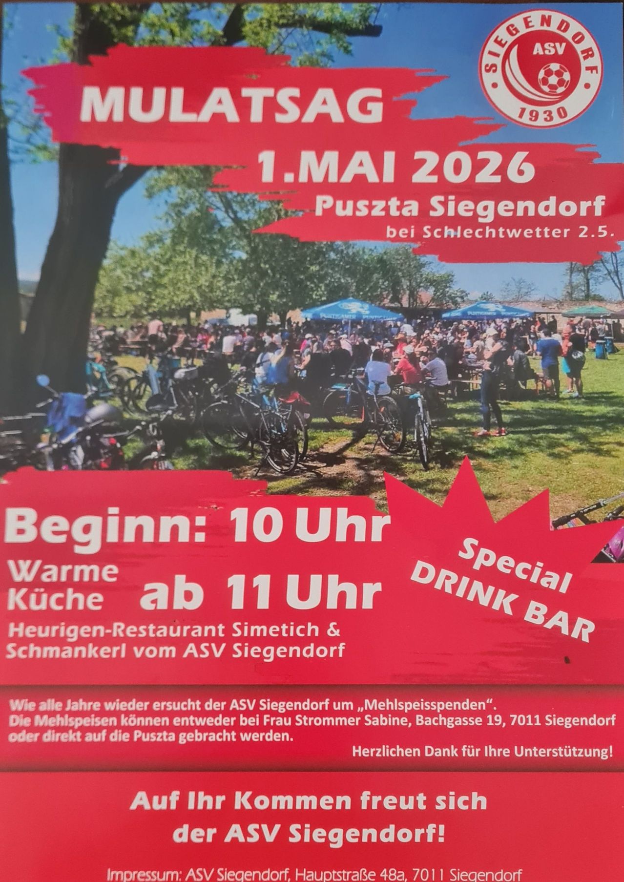 Ein Plakat kündigt ein Fahrradrennen in Siegendorf am 1. Mai 2026 an. Ab 11 Uhr wird warmes Essen und Getränke serviert. Fahrräder sind auf dem Rasen geparkt.