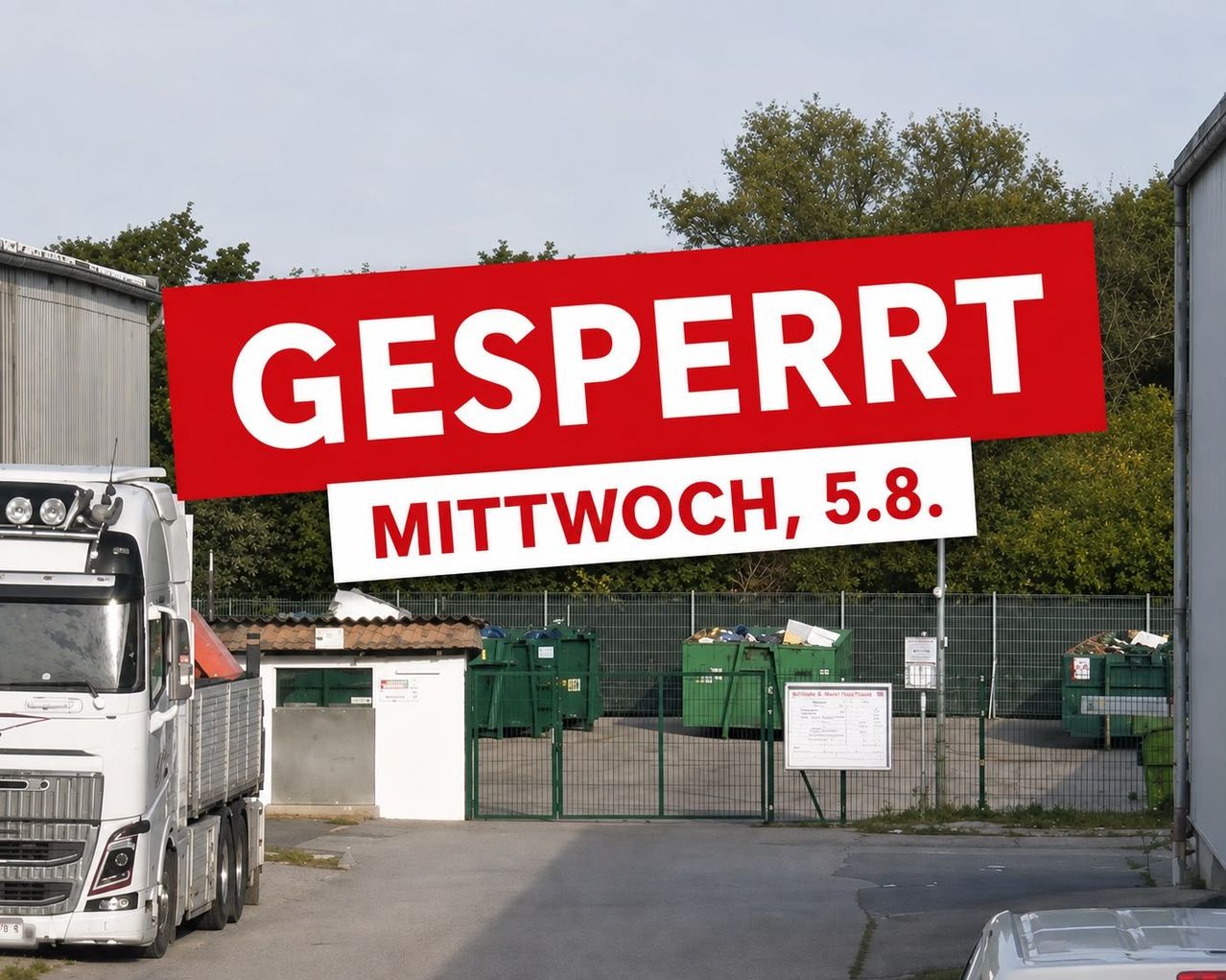Ein großes rotes Schild mit weißem Text steht über einem eingezäunten Bereich mit grünen Müllcontainern und einem geparkten weißen LKW.
