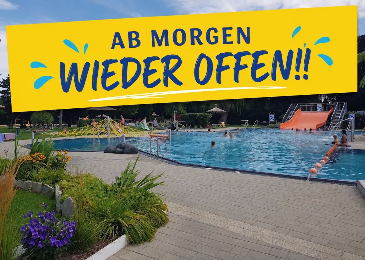Ein gelbes Schild mit blauem Text 'AB MORGEN WIEDER OFFEN!' über einem Schwimmbad, in dem Menschen schwimmen und eine Rutsche auf der rechten Seite.