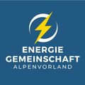Ein blaues Logo mit einem gelben Blitzsymbol und dem Text 'Energie Gemeinschaft Alpenvorland' in weißer Schrift.