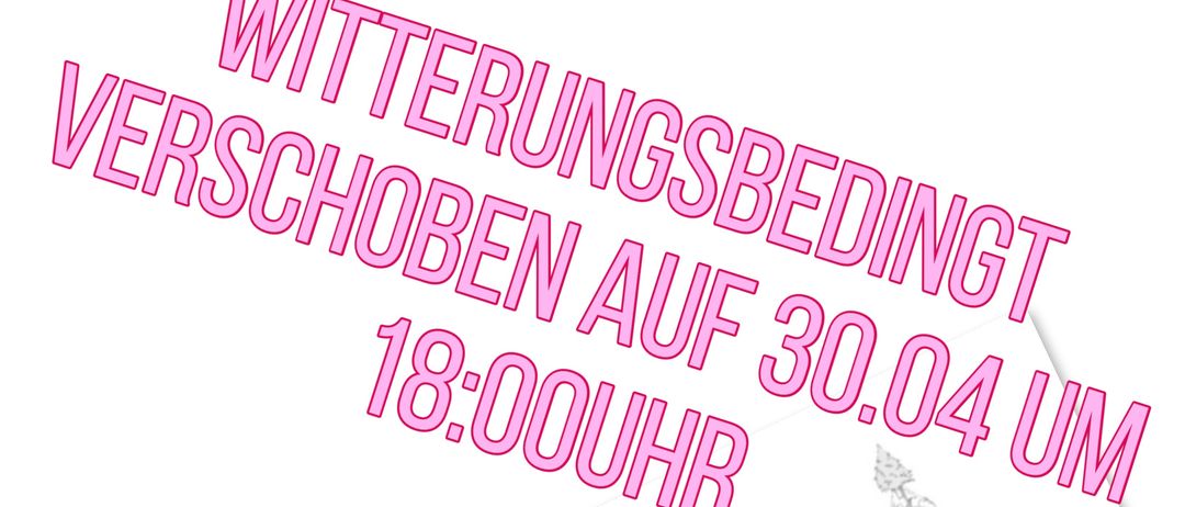 Ein weißes Papier mit pinkem Text steht 'Witterungsbedingt verschoben auf 30.04 um 18:00 Uhr'. Darunter steht in Rot 'Maibaum-Aufstellen Freitag, 25. April 2025 ab 17:00 Uhr'.