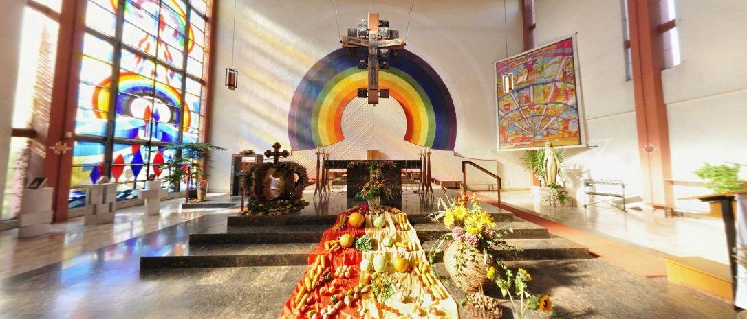 Bild enthält, Altar, Architecture, Building, Church, Prayer, Flower Arrangement, Plant, Indoors, Art, Flower Bouquet