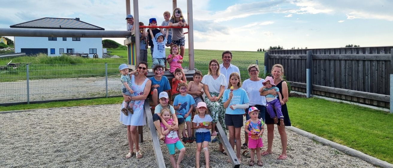 Bild enthält, Grass, Outdoors, Park, Photography, Portrait, Backyard, Summer, Shelter, Shorts, Play Area