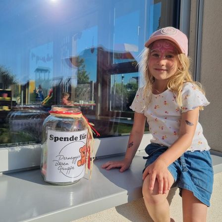 Bild enthält, Shorts, Child, Female, Girl, Person, Jar, Sleeve, Beachwear, Sitting, Face
