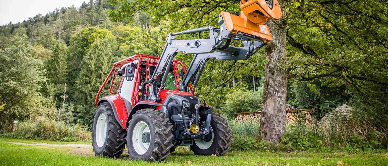 Bild enthält, Grass, Lawn, Tree, Bulldozer, Device, Wheel, Vehicle, Tractor, Outdoors