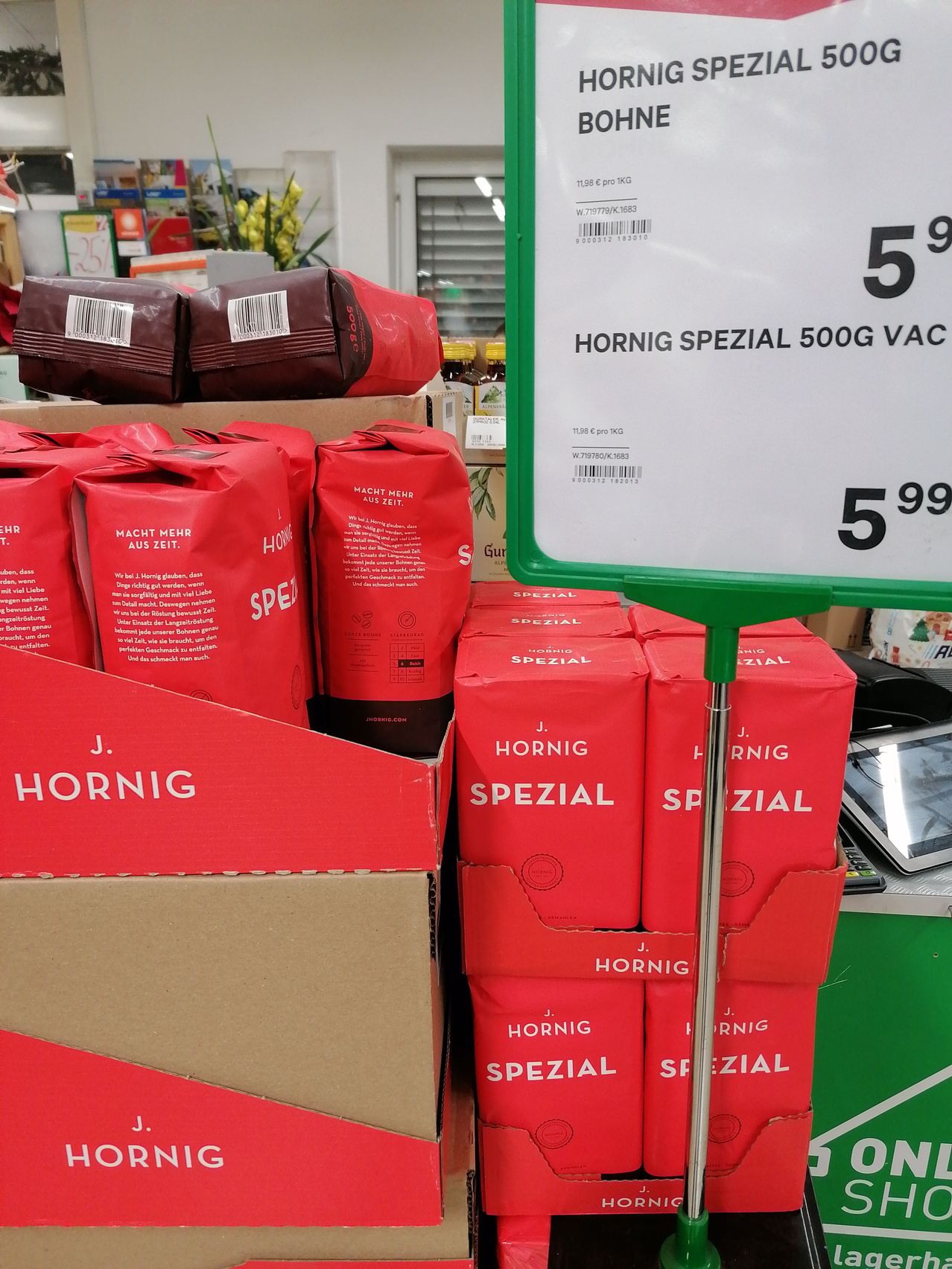 Bild enthält, Box, Shelf, Cardboard, Carton, Advertisement, Poster, Indoors