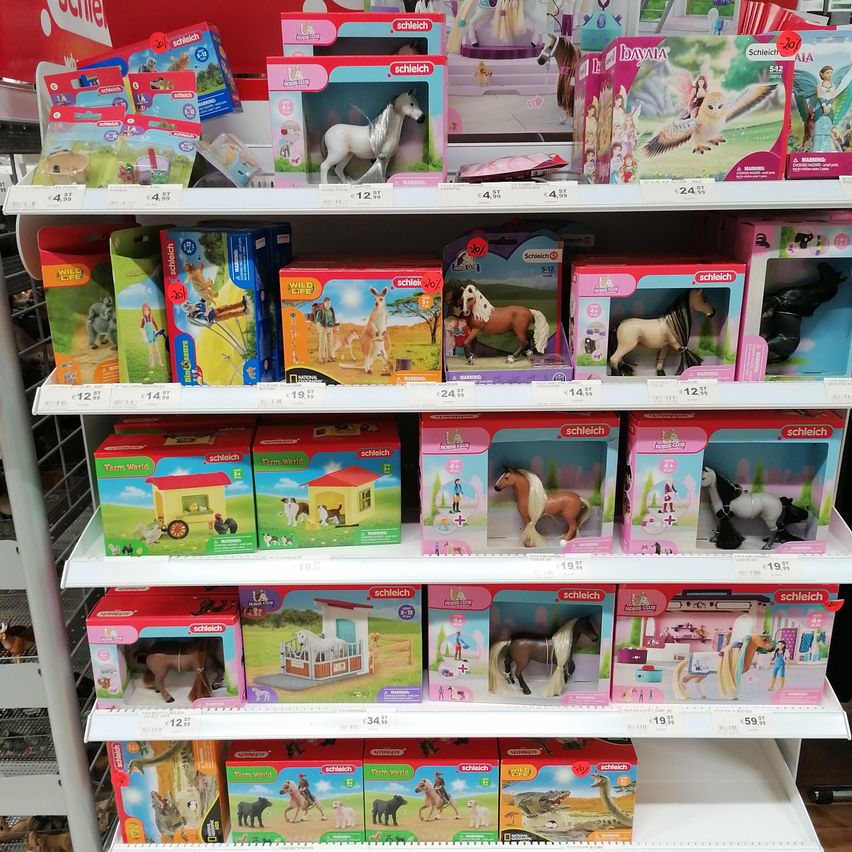 Bild enthält, Shelf, Sweets, Indoors, Person, Dog, Box, Shop, Wheel, Horse, Candy