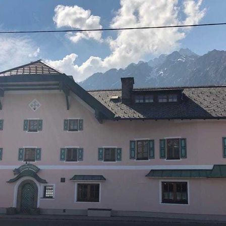 Bild enthält, Building, Hotel, House, Housing, Villa, Mountain Range, Peak, Resort, Monastery, City