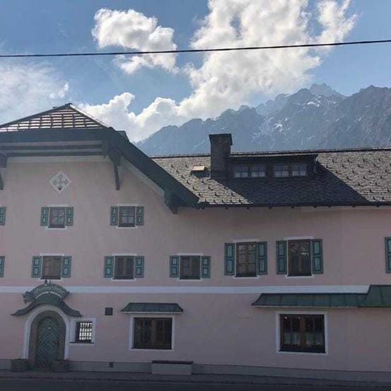 Bild enthält, Building, Hotel, House, Housing, Villa, Mountain Range, Peak, Resort, Monastery, City