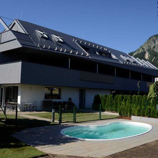 Bild enthält, Building, House, Housing, Villa, Tub, Hotel, Resort, Grass, Swimming Pool, Hot Tub