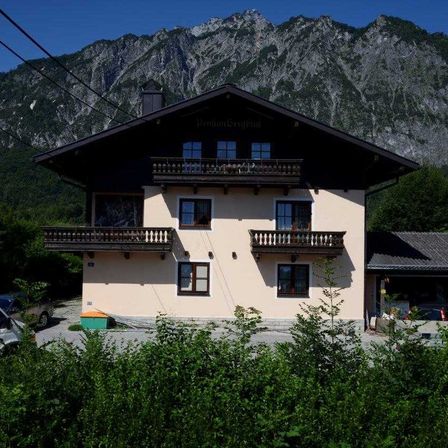 Bild enthält, Building, Hotel, Resort, Cottage, Housing, Villa, Car, Outdoors, Nature, Wheel