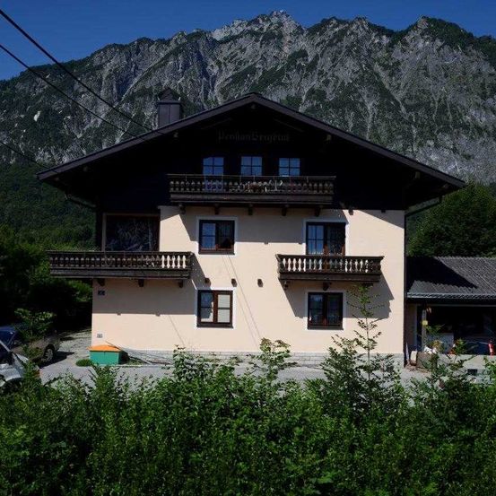 Bild enthält, Building, Hotel, Resort, Cottage, Housing, Villa, Car, Outdoors, Nature, Wheel