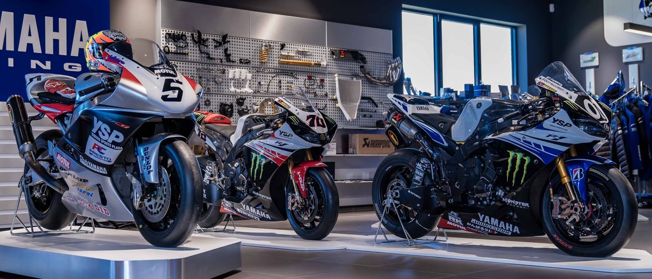 Bild enthält, Helmet, Motorcycle, Vehicle, Machine, Motor, Building, Factory, Spoke, Indoors, Wheel