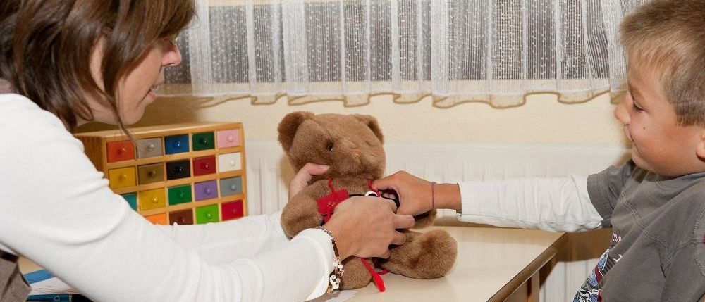 Bild enthält, Adult, Female, Person, Woman, Boy, Child, Male, Teddy Bear, Face, Head