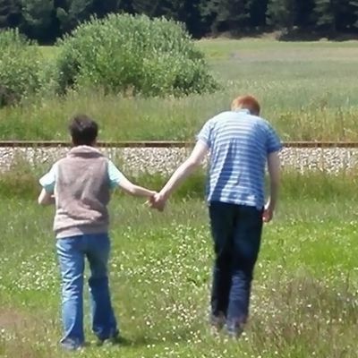 Bild enthält, Hand, Person, Grass, Pants, Holding Hands, Adult, Male, Man, Boy, Child