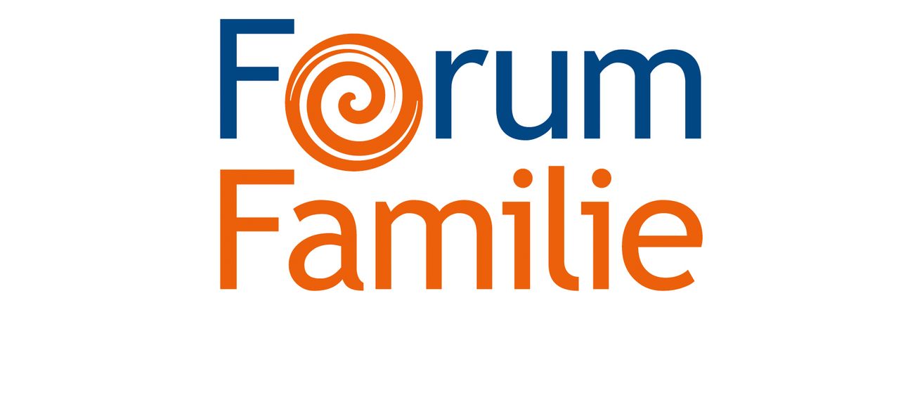 Das Logo von Forum Familie zeigt eine blaue und orangefarbene Spirale über dem Text.