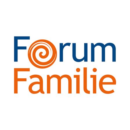 Das 'Forum Familie'-Logo zeigt eine stilisierte orange Spirale mit blauem Text auf weißem Hintergrund.
