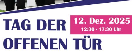Fünf Studenten stehen vor einem Gebäude und halten Ordner in der Hand. Der Text oben lautet Pinkafeld und das Datum 12. Dez. 2025.