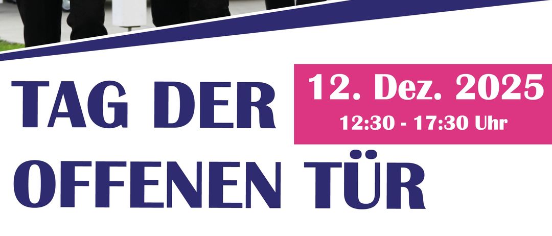 Fünf Studenten stehen vor einem Gebäude und halten Ordner in der Hand. Der Text oben lautet Pinkafeld und das Datum 12. Dez. 2025.