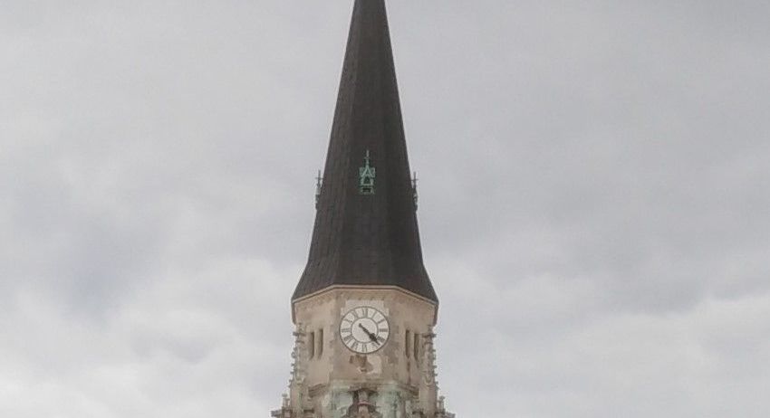 Bild enthält, Architecture, Building, Spire, Tower, Clock Tower, Bell Tower, Arch, Gothic Arch