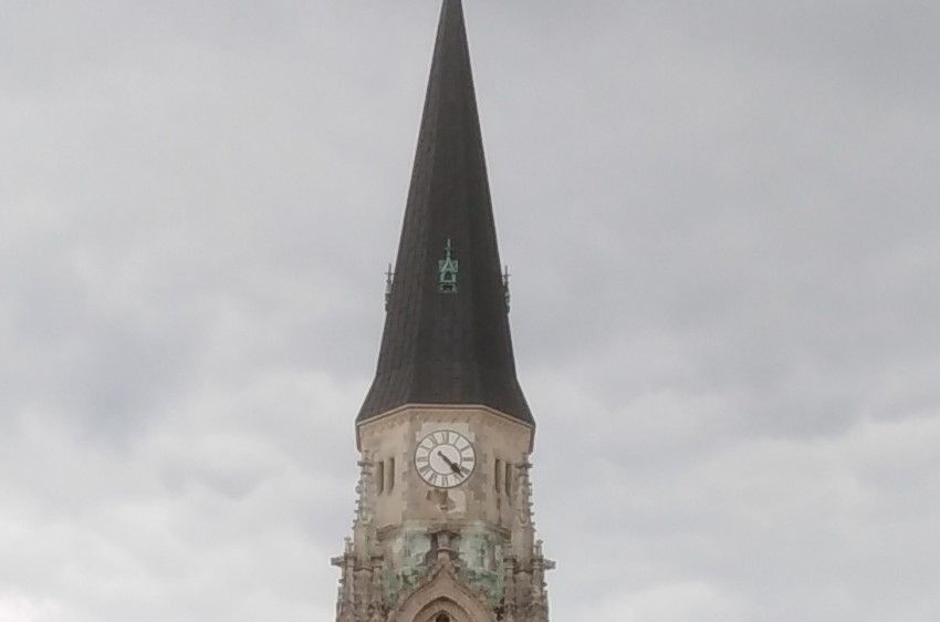 Bild enthält, Architecture, Building, Spire, Tower, Clock Tower, Bell Tower, Arch, Gothic Arch