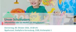 Ein junger Junge in einem grünen T-Shirt mit buntem Hintergrund, der einen Stift hält und in die Kamera lächelt. Das Bild zeigt eine Weltkugel, Stifte und ein Poster mit einem Baum und einem Korb.