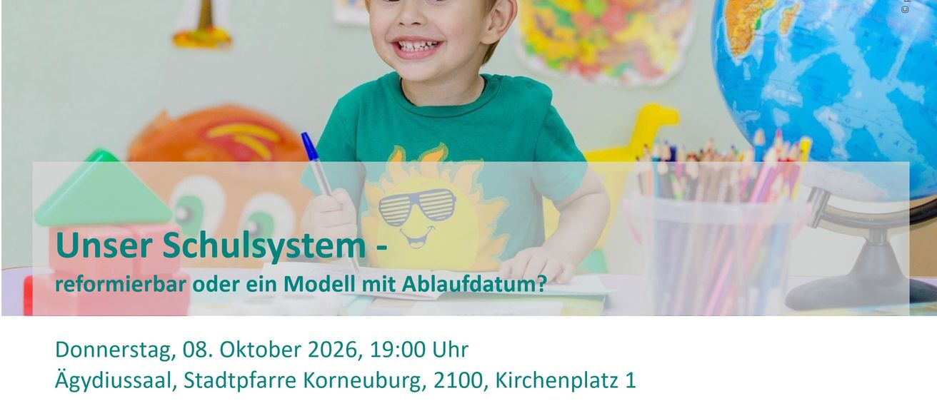 Ein junger Junge in einem grünen T-Shirt mit buntem Hintergrund, der einen Stift hält und in die Kamera lächelt. Das Bild zeigt eine Weltkugel, Stifte und ein Poster mit einem Baum und einem Korb.