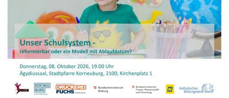 Ein junger Junge in einem grünen T-Shirt, der einen Stift hält und lächelt, mit einem Globus und Schulsachen im Hintergrund. Das Bild ist eine Werbung für eine Veranstaltung am 8. Oktober 2026.