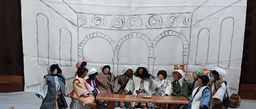 Bild enthält, People, Person, Adult, Female, Woman, Male, Man, Handbag, Crowd, Prayer