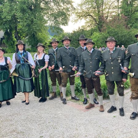 Bild enthält, Adult, Female, Person, Woman, People, Officer, Axe, Coat, Police Officer, Military