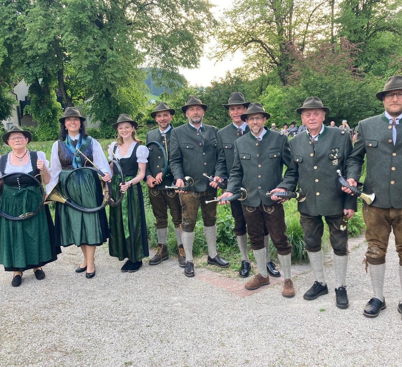 Bild enthält, Adult, Female, Person, Woman, People, Officer, Axe, Coat, Police Officer, Military